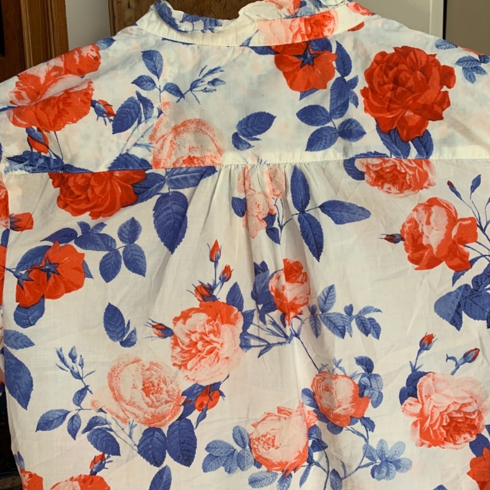 Talbots petites turn up cuff floral button down. Worn 3x - Picture 5 of 6